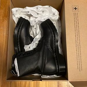 NIB  dr martens womens size 6